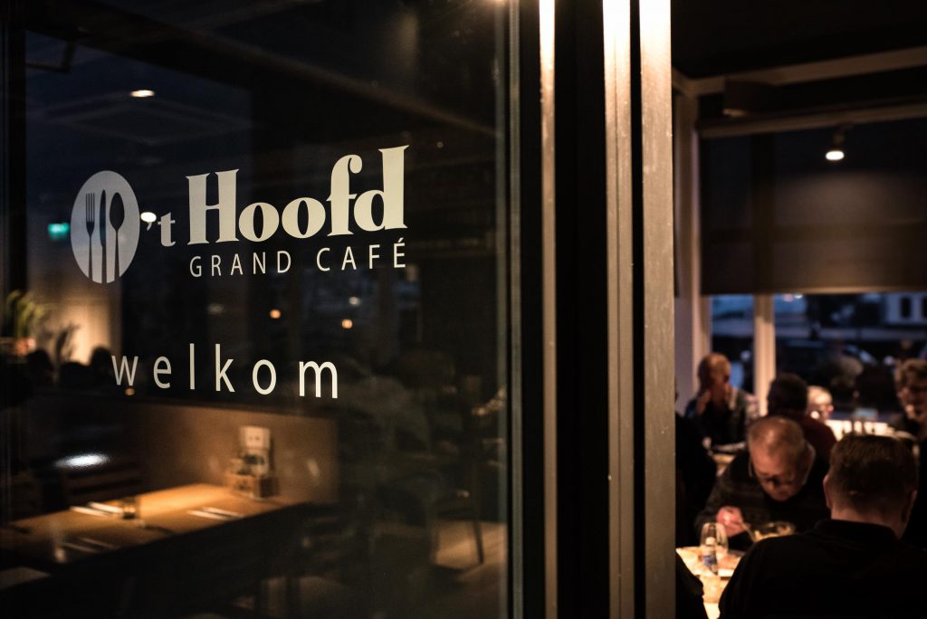 Bedrijfslogo bij ingang - Bedrijfsreportage Grand Cafe 't Hoofd - Maassluis
