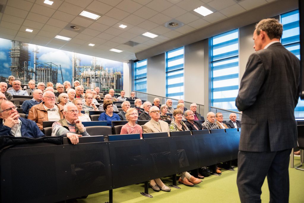 Foto: Oud-medewerkers STC kijken aandachtig naar de presentatie over nieuwe doelen van de scholengemeenschap